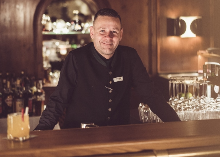 Barkeeper im Eibsee Hotel